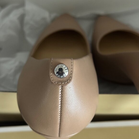 Michael Kors Dorothy flex pump  Leather Pointed-Toe Heels MK Logo Size 6.5M khak - Picture 2 of 11